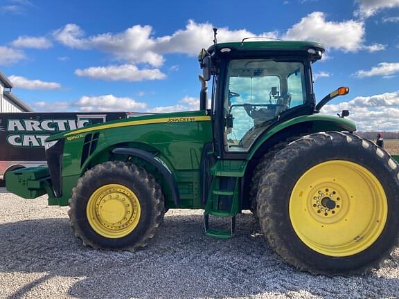 Image of John Deere 8260R equipment image 1