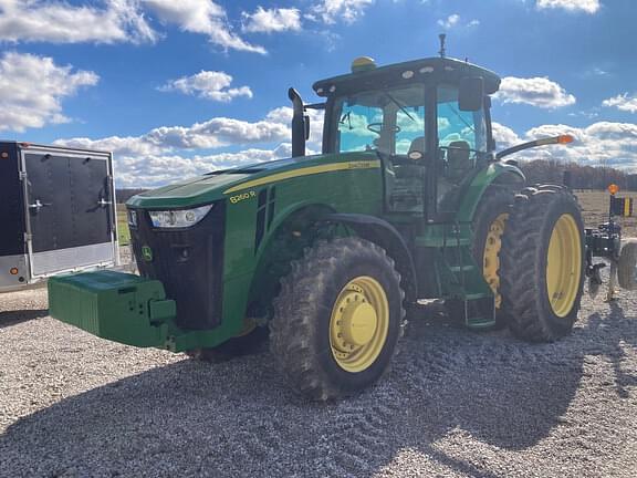 Image of John Deere 8260R equipment image 2