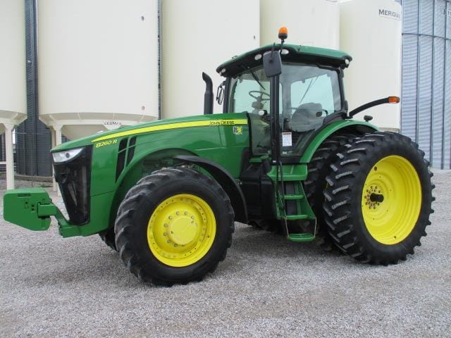 Main image John Deere 8260R