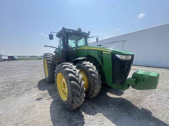 Image of John Deere 8260R equipment image 1