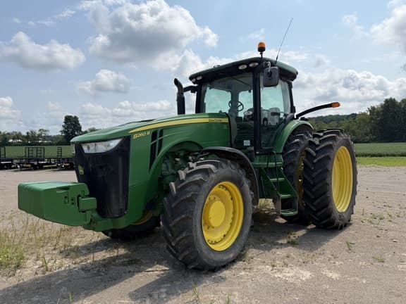 Image of John Deere 8260R equipment image 1