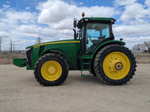 Image of John Deere 8260R equipment image 1