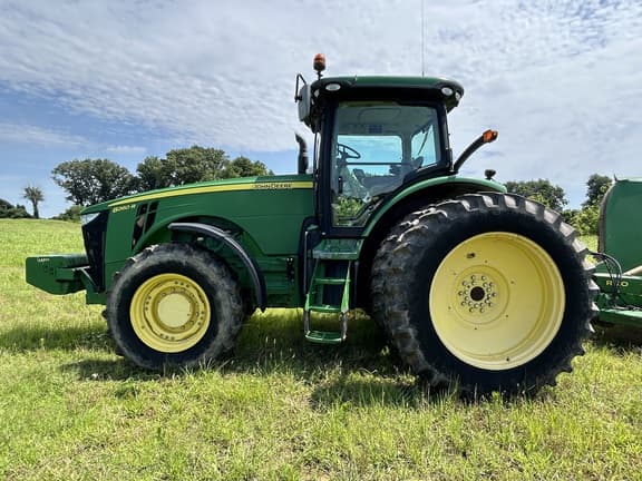 Image of John Deere 8260R equipment image 3