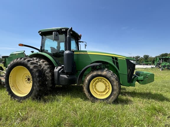Image of John Deere 8260R equipment image 2