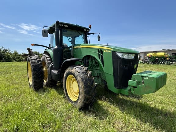 Image of John Deere 8260R equipment image 1