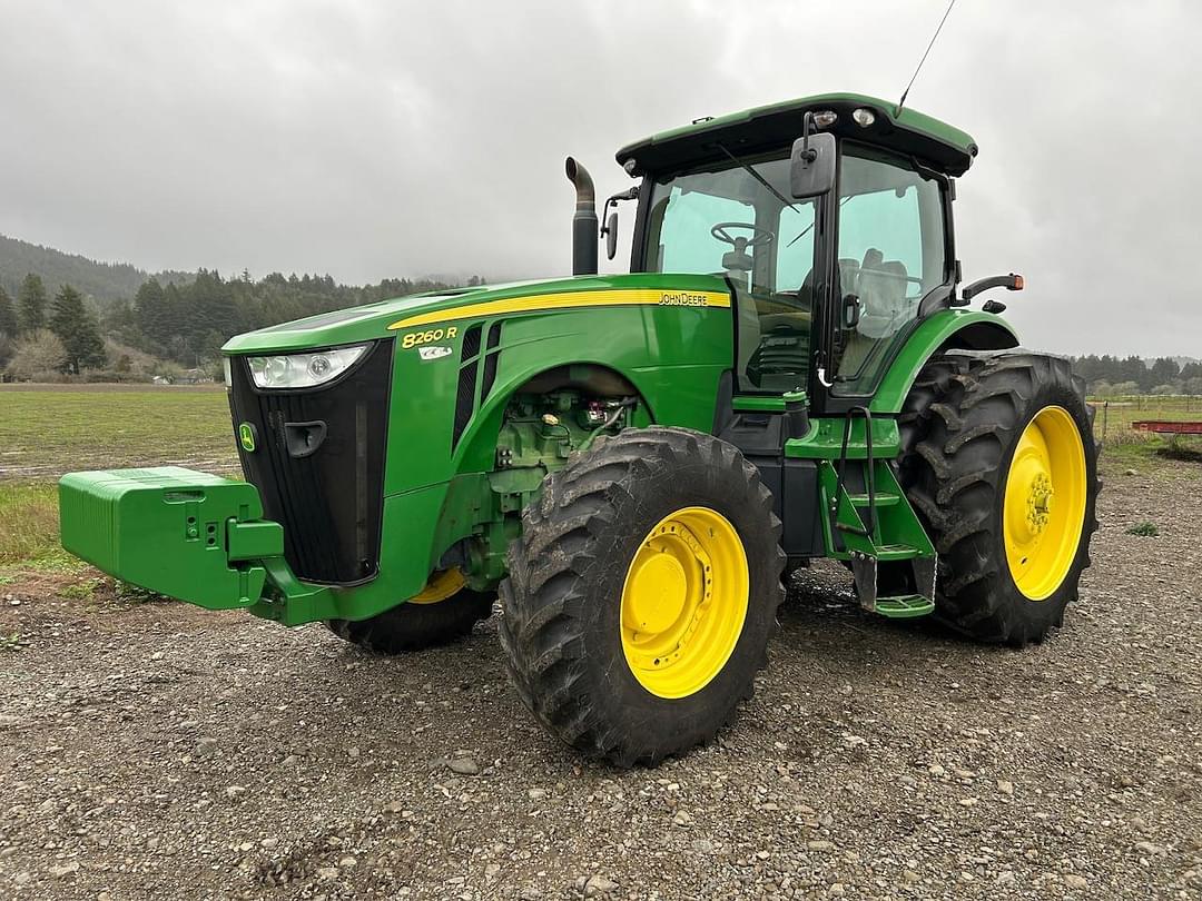 Image of John Deere 8260R Primary image