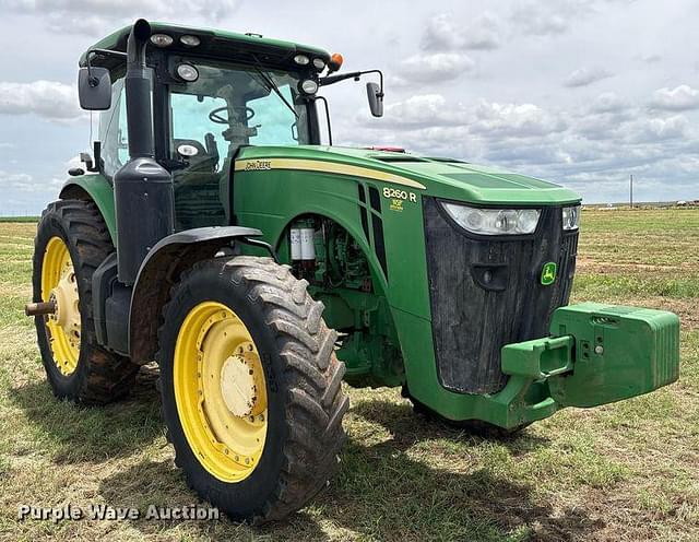 Image of John Deere 8260R equipment image 2