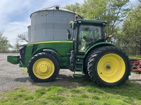 Image of John Deere 8270R equipment image 1