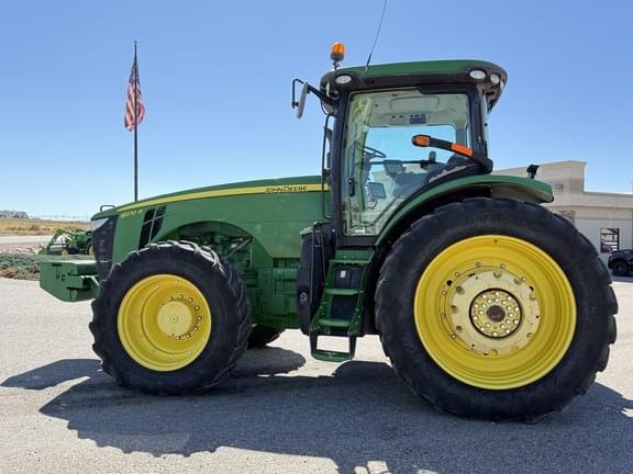 Image of John Deere 8270R equipment image 1