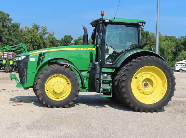 Image of John Deere 8270R equipment image 1