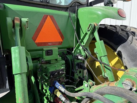 Image of John Deere 8285R equipment image 4