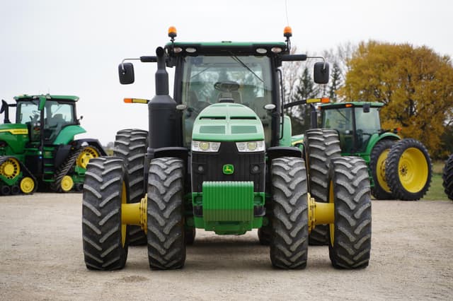 Image of John Deere 8320R equipment image 1