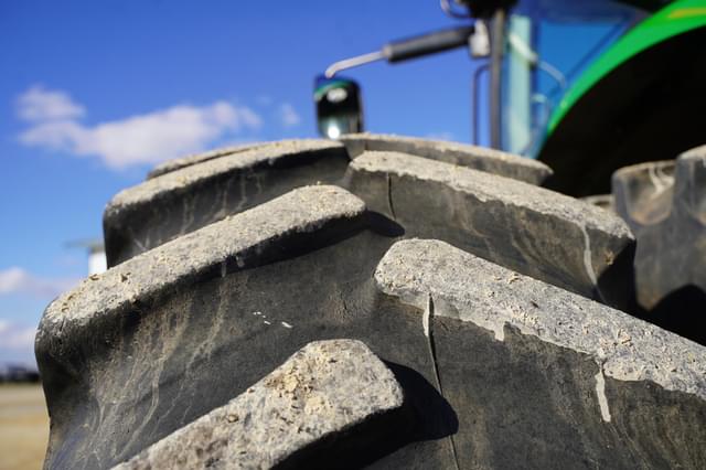 Image of John Deere 8320R equipment image 4