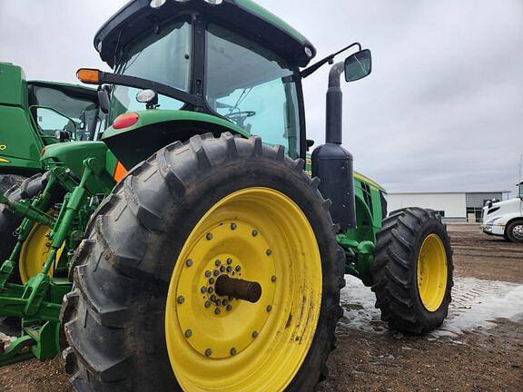 Image of John Deere 8335R equipment image 1