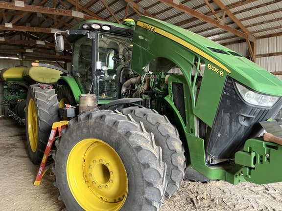 Image of John Deere 8335R equipment image 1