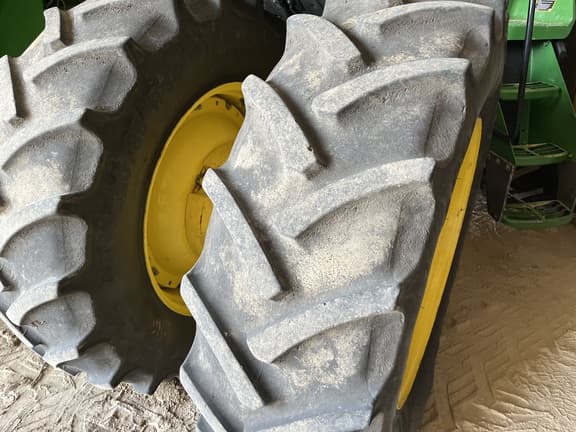 Image of John Deere 8335R equipment image 3