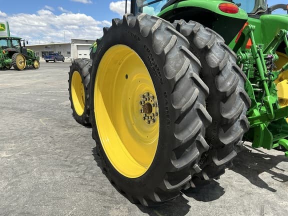 Image of John Deere 8335R equipment image 2