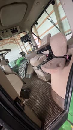 Image of John Deere 8335R equipment image 4