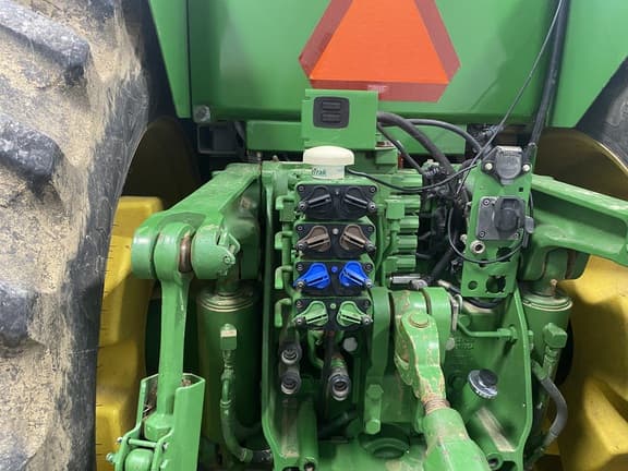 Image of John Deere 8335R equipment image 3