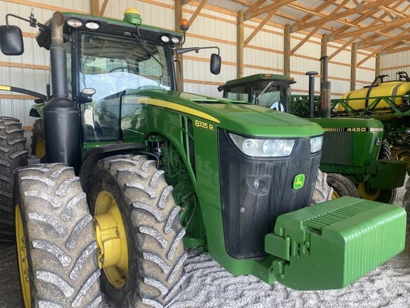 Image of John Deere 8335R equipment image 2