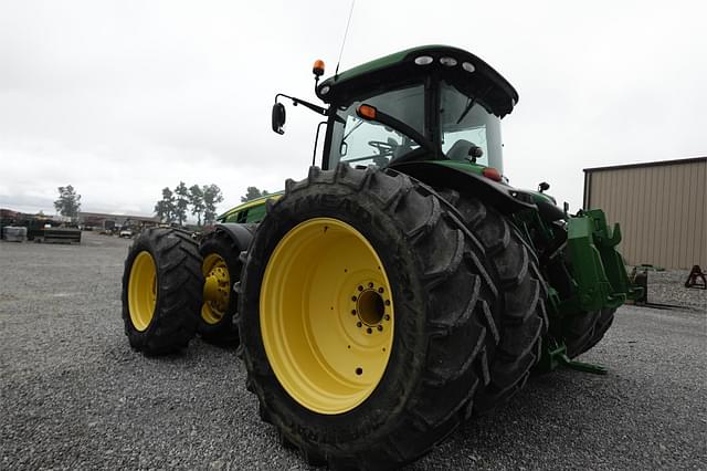 Image of John Deere 8370R equipment image 4