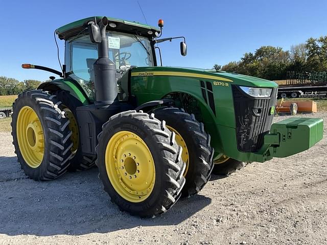 Image of John Deere 8370R equipment image 2