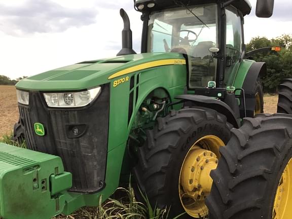 Image of John Deere 8370R equipment image 2