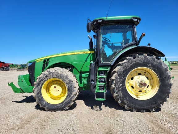 Image of John Deere 8370R equipment image 1