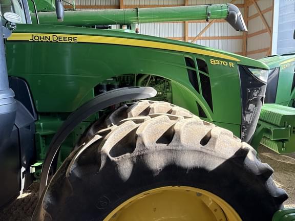 Image of John Deere 8370R equipment image 3