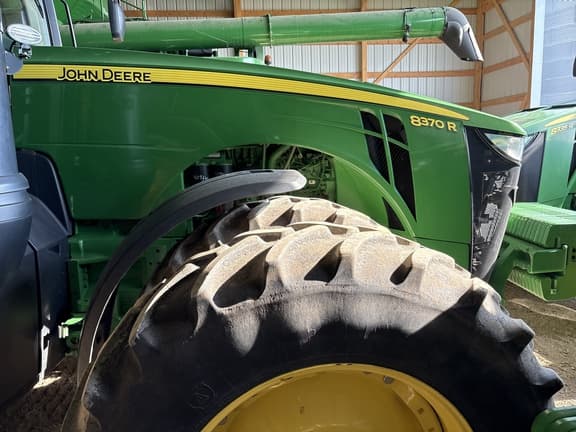 Image of John Deere 8370R equipment image 3