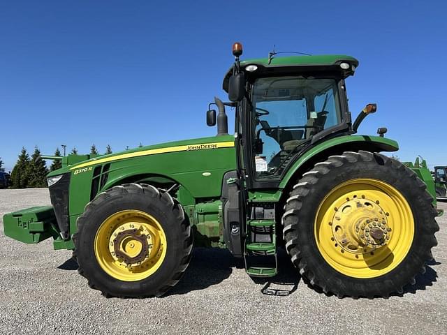 Image of John Deere 8370R equipment image 2
