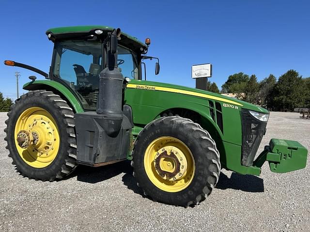 Image of John Deere 8370R equipment image 1