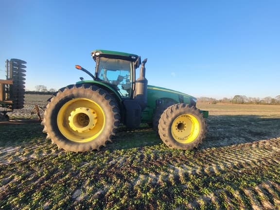 Image of John Deere 8370R equipment image 1