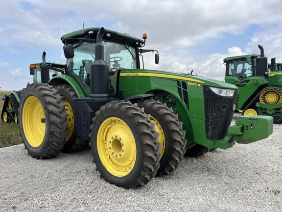 Image of John Deere 8370R equipment image 2