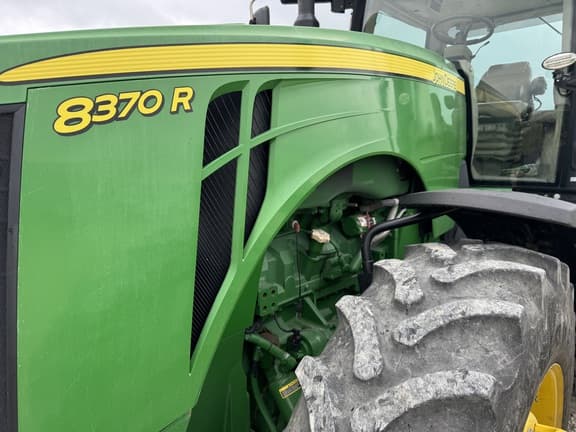 Image of John Deere 8370R equipment image 3