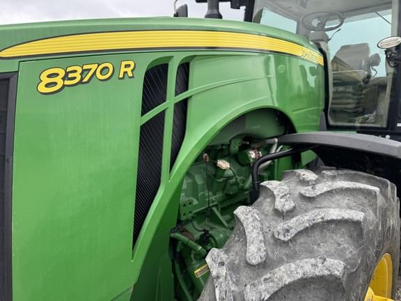 Image of John Deere 8370R equipment image 3