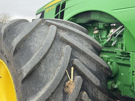 Image of John Deere 8370R equipment image 2