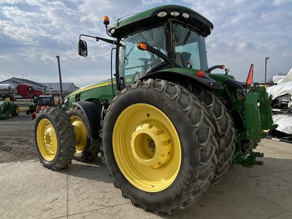 Image of John Deere 8370R equipment image 4