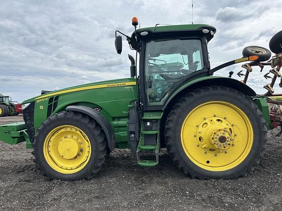 Image of John Deere 8370R equipment image 1