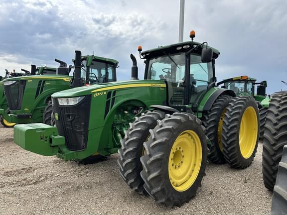 Image of John Deere 8370R equipment image 1