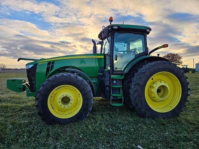 Image of John Deere 8370R equipment image 2