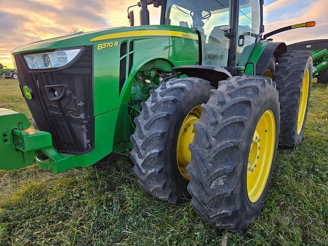 Image of John Deere 8370R equipment image 4