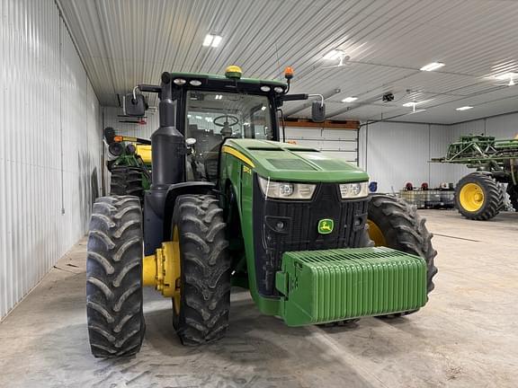 Image of John Deere 8370R equipment image 1