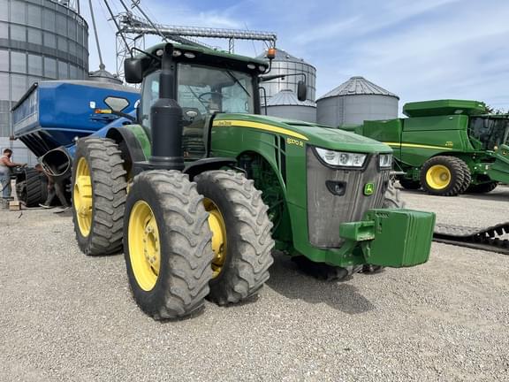 Image of John Deere 8370R equipment image 1