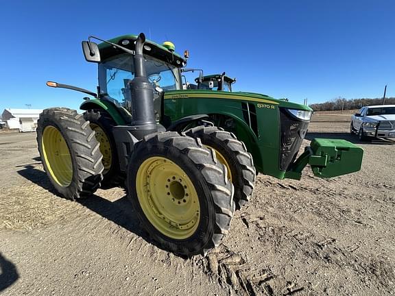 Image of John Deere 8370R equipment image 2