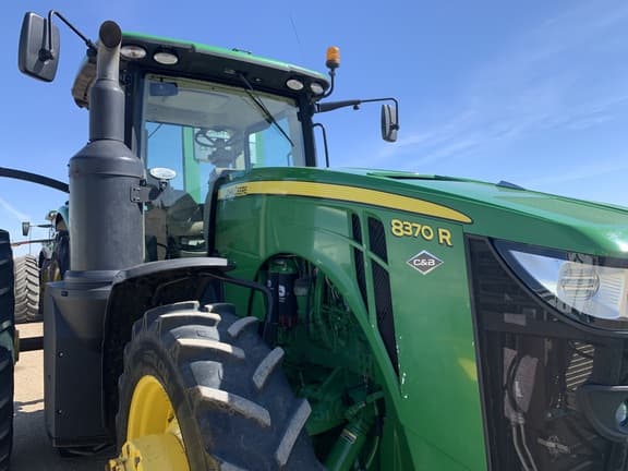 Image of John Deere 8370R equipment image 3