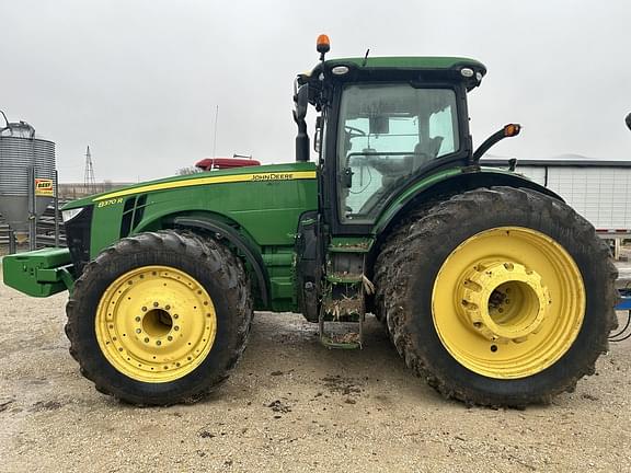 Image of John Deere 8370R equipment image 1