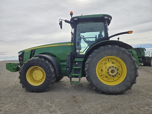 Image of John Deere 8370R equipment image 1
