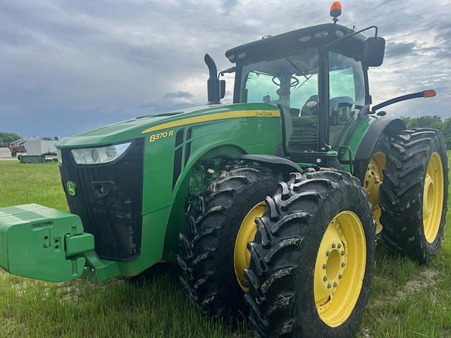 Image of John Deere 8370R equipment image 2