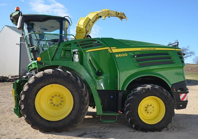 Image of John Deere 8600 equipment image 1